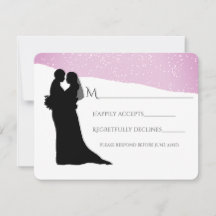 雪に覆われた山の冬の結婚式に夫婦