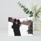 雪に覆われた山の冬の結婚式に夫婦 案内ポストカード (スタンド正面)