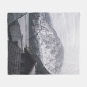 雪に覆われた山の水の体近く フリースブランケット (正面(横))