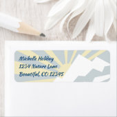 雪に覆われた山頂と日が差すことの住所 ラベル (インサイチュ)