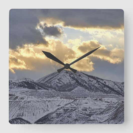 雪に覆われた嵐の夕日 スクエア壁時計 (正面)