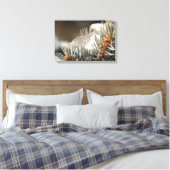 雪に覆われた常緑樹の枝に灰色の羽毛 キャンバスプリント (インサイチュ (寝室))