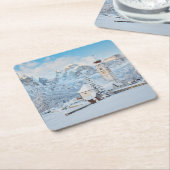雪に覆われた教会 スクエアペーパーコースター (アングル)
