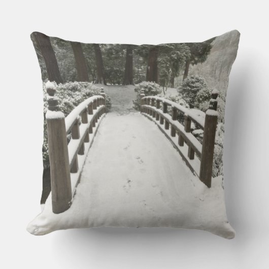 雪に覆われた月橋、日本庭園 クッション (正面)