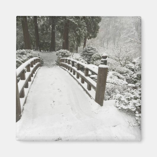 雪に覆われた月橋、日本庭園 マグネット (正面)