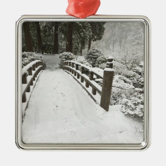雪に覆われた月橋、日本庭園 メタルオーナメント (正面)