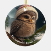 雪に覆われた木の上にかわいい小さなフクロウカスタムル セラミックオーナメント (正面)