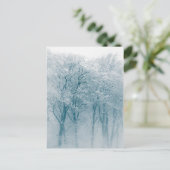 雪に覆われた木の冬の自然写真 ポストカード (スタンド正面)
