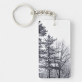 雪に覆われた木：垂直 キーホルダー (正面)