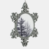 雪に覆われた木：垂直 スノーフレークピューターオーナメント (左)