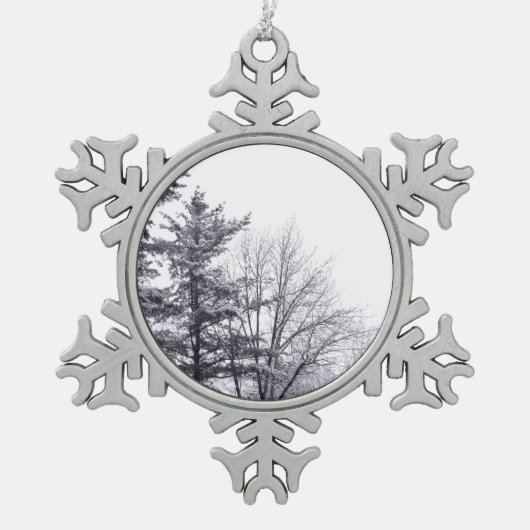 雪に覆われた木：垂直 スノーフレークピューターオーナメント (正面)