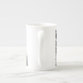 雪に覆われた木:垂直 ボーンチャイナマグカップ (裏面)