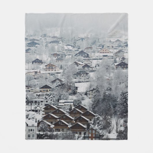 雪に覆われた村の空中展望 フリースブランケット (正面)