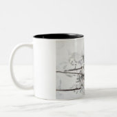 雪に覆われた松のサプリング(Pekka Halonen) ツートーンマグカップ (左)