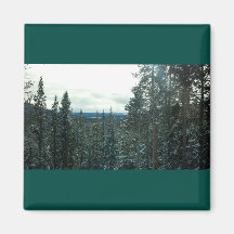 雪に覆われた松の山の風景マグネット