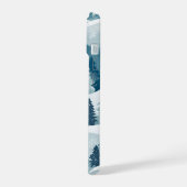 雪に覆われた松の木と山々 iPhone 15ケース (左側面)