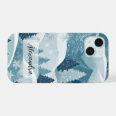 雪に覆われた松の木と山々 iPhone 15ケース (裏面横)