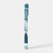 雪に覆われた松の木と山々 iPhone 15ケース (右側面)