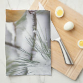 雪に覆われた松の木に生えた北（鳥）ショウジョウコウカンチョウの女神 キッチンタオル (四つ折り)