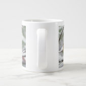 雪に覆われた松の木に生えた北（鳥）ショウジョウコウカンチョウの女神 ジャンボコーヒーマグカップ (裏面)