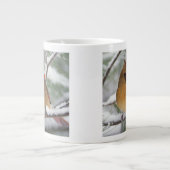 雪に覆われた松の木に生えた北（鳥）ショウジョウコウカンチョウの女神 ジャンボコーヒーマグカップ (正面)