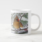 雪に覆われた松の木に生えた北（鳥）ショウジョウコウカンチョウの女神 ジャンボコーヒーマグカップ (右)