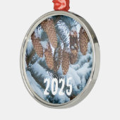 雪に覆われた松の木の松の板 メタルオーナメント (左)