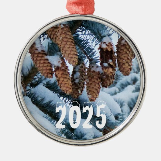 雪に覆われた松の木の松の板 メタルオーナメント (正面)