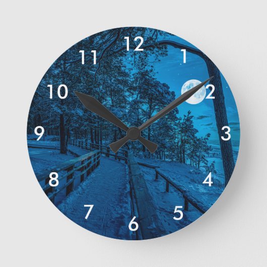 雪に覆われた松林の冬景 ラウンド壁時計 (正面)