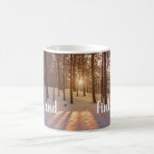 雪に覆われた松林の夕日 コーヒーマグカップ (中央)
