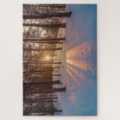 雪に覆われた松林の夕日 ジグソーパズル (縦)