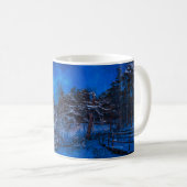 雪に覆われた松模様の夜景 コーヒーマグカップ (正面右)