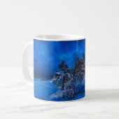 雪に覆われた松模様の夜景 コーヒーマグカップ (正面左)