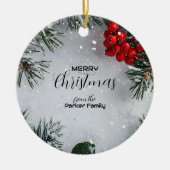雪に覆われた松、ホリーベリー、写真なし セラミックオーナメント (正面)