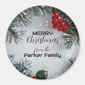 雪に覆われた松、ホリーベリー、写真なし マグネット (正面)