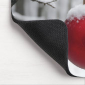 雪に覆われた枝の上の赤いクリスマスオーナメント マウスパッド (コーナー)