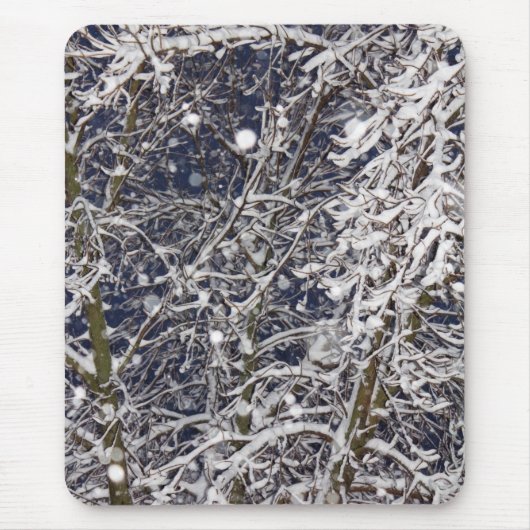雪に覆われた枝の木の写真 マウスパッド (正面)