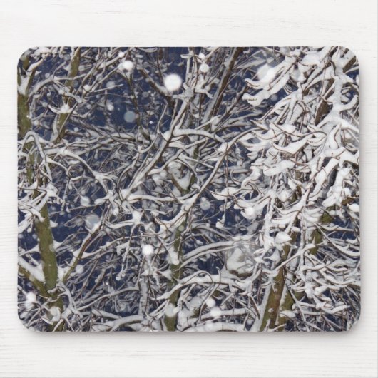 雪に覆われた枝の木の写真 マウスパッド (正面)
