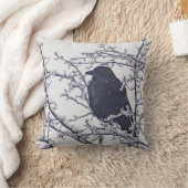 雪に覆われた枝の間の黒い鳥 クッション (ブランケット)