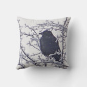 雪に覆われた枝の間の黒い鳥 クッション (裏面)
