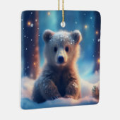 雪に覆われた森のかわいいクマの子 セラミックオーナメント (右)