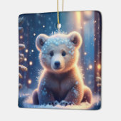 雪に覆われた森のかわいいクマの子 セラミックオーナメント (左)