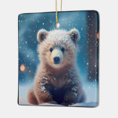 雪に覆われた森のかわいいクマの子 セラミックオーナメント (左)