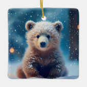 雪に覆われた森のかわいいクマの子 セラミックオーナメント (正面)