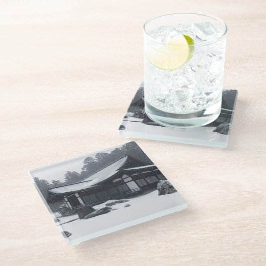 雪に覆われた森のオリエンタルハウス ガラスコースター (アングル)