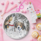 雪に覆われた森のビーグル犬たち ペーパープレート (パーティー)