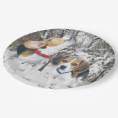 雪に覆われた森のビーグル犬たち ペーパープレート (アングル)