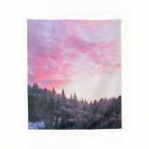 雪に覆われた森の上の幻想的な鮮やかなピンクの夕日