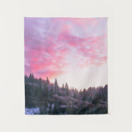 雪に覆われた森の上の幻想的な鮮やかなピンクの夕日 タペストリー