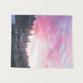 雪に覆われた森の上の幻想的な鮮やかなピンクの夕日 タペストリー (正面(横))